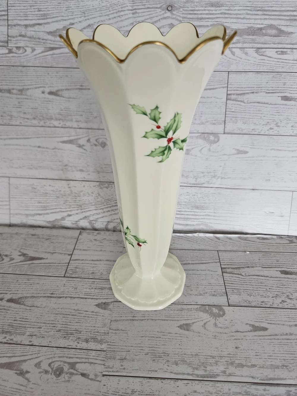 Mikasa Cream Ceramic Scalloped Holiday Vase with Gold Trim